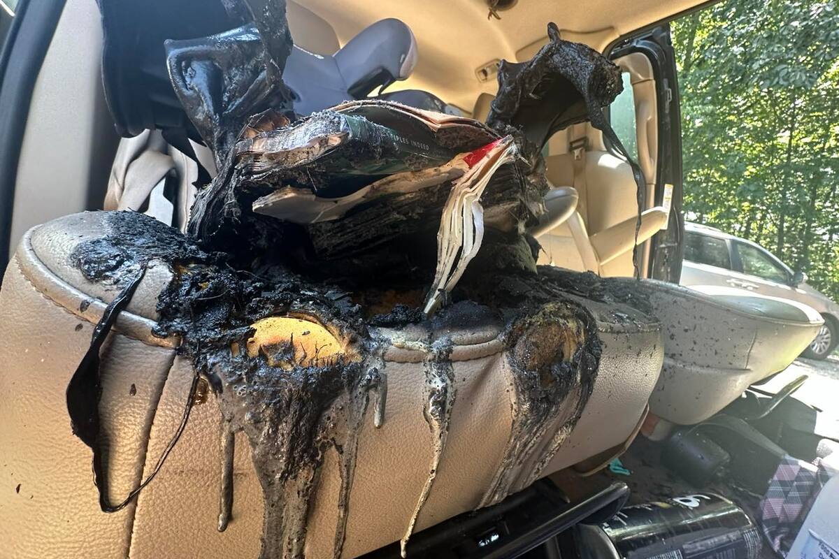 EU: El libro de un niño con batería de litio desata incendio en un vehículo; así quedó el carseat