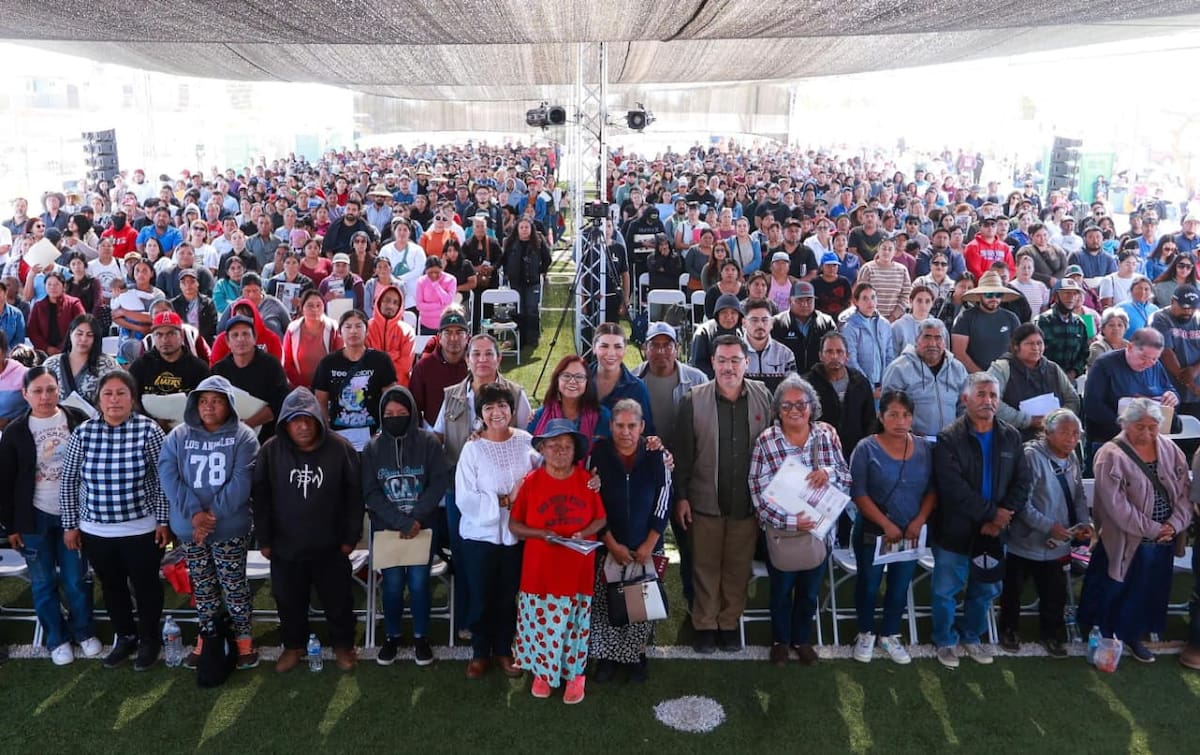Los gobiernos de Baja California y México entregaron tarjetas con apoyos de 40 mil pesos para mejoramiento de vivienda a familias jornaleras de Ensenada y San Quintín. Foto: Cortesía