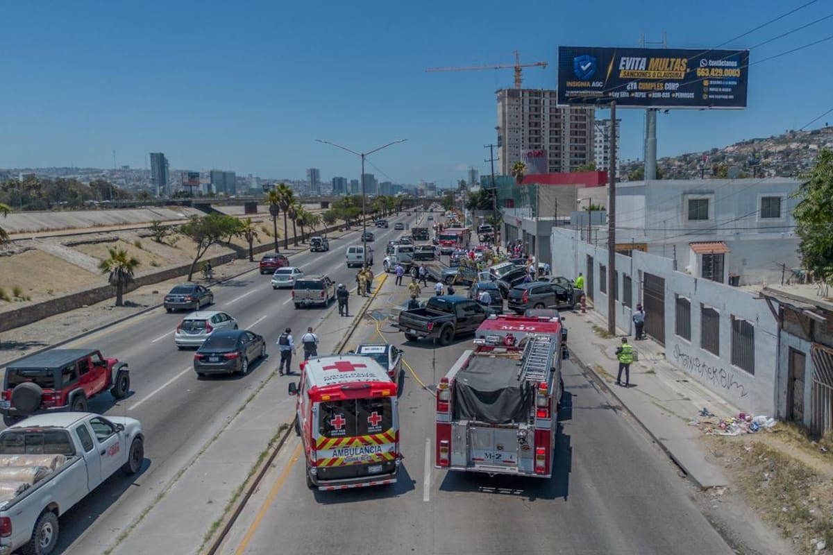 Accidente múltiple en Tijuana deja lesionados y fuerte congestionamiento