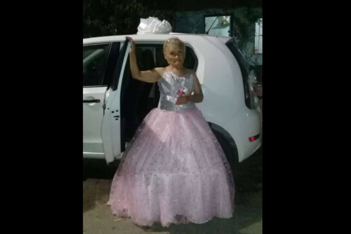 A sus 79 años cumplió su sueño de tener un vestido y fiesta de XV
