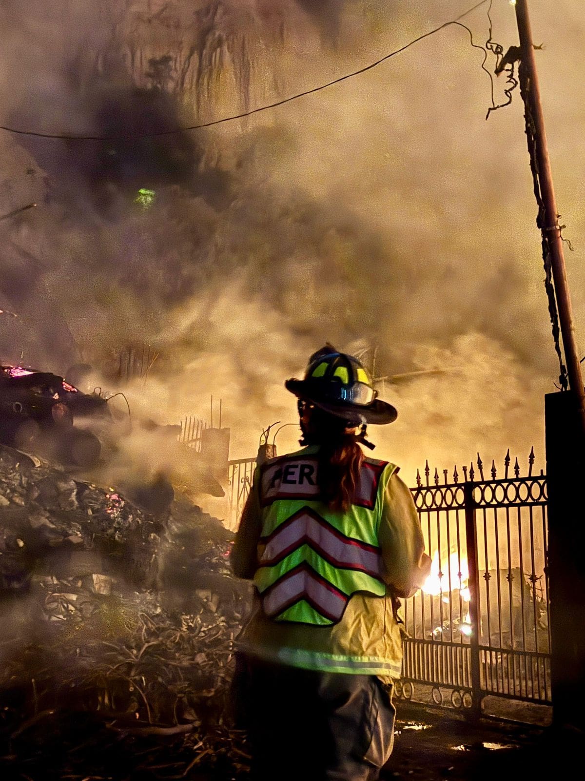 Un fuerte incendio en la colonia Rancho Las Flores segunda sección consumió por completo varias viviendas, dejando a familias en la calle. Foto: Border Zoom