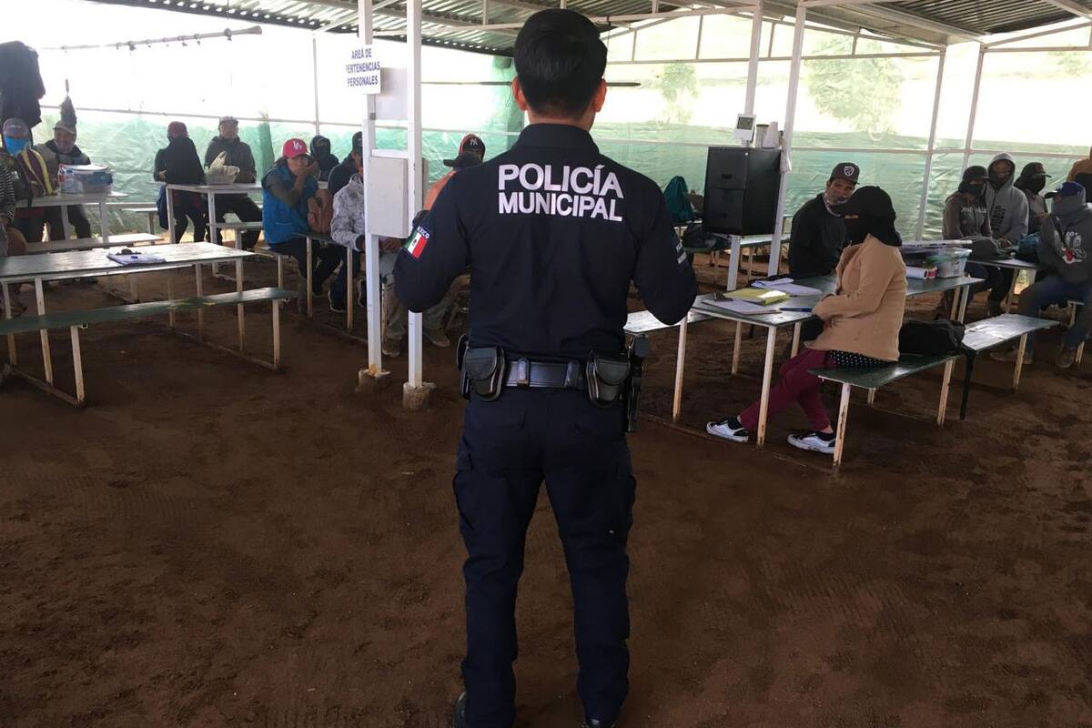 Capacitan en Ensenada a trabajadores agrícolas sobre violencia laboral
