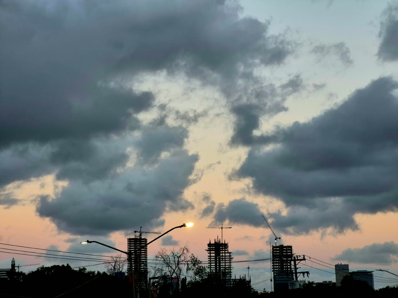 El pronóstico para Tijuana prevé posibles lluvias jueves y viernes, seguidas de un fin de semana soleado con máximas de hasta 25 grados. Foto: Sergio Ortiz