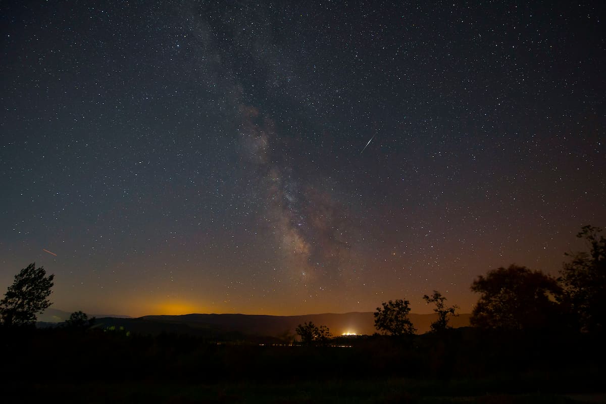Cometas, meteoros y la noche más oscura: eventos celestes imperdibles de abril