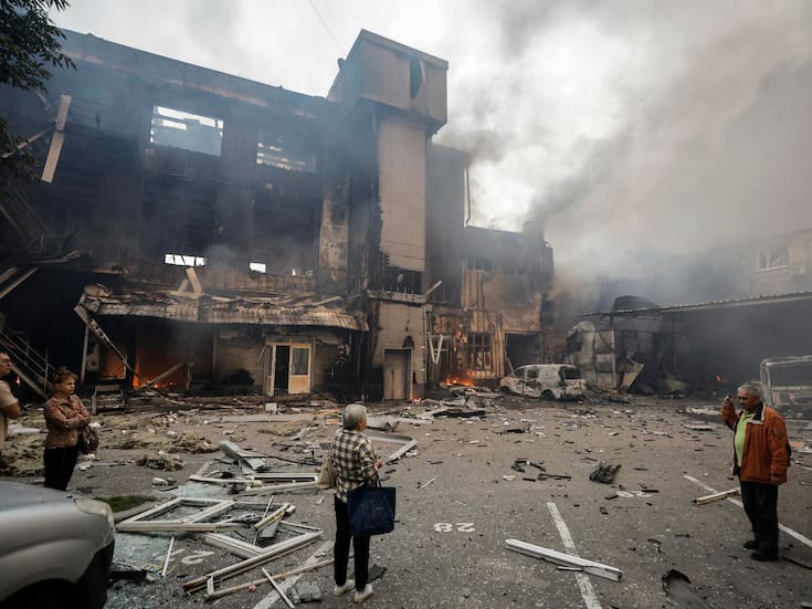 Ucrania lanza uno de sus mayores ataques con drones contra territorio ruso y anuncia avances hacia la autosuficiencia militar