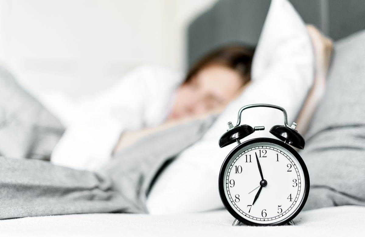 Dormir del lado derecho es una postura común que puede estar relacionada con comodidad, sensación de seguridad y hábitos de descanso. | Foto: Especial