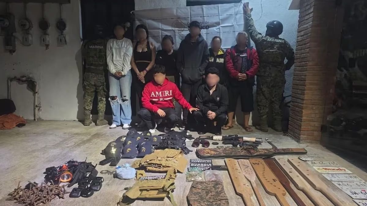 Secretaría de Marina detuvo a ocho presuntos integrantes del CJNG en Puerto Vallarta y aseguró fusiles, 171 cartuchos útiles, radios tácticos y uniformes de uso exclusivo del Ejército, con presunción de suplantación de funciones oficiales