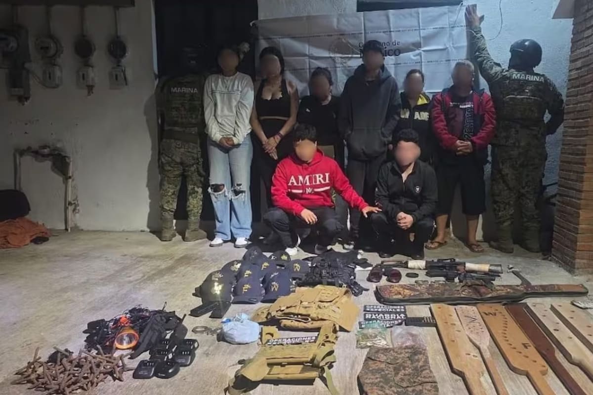 Secretaría de Marina detuvo a ocho presuntos integrantes del CJNG en Puerto Vallarta y aseguró fusiles, 171 cartuchos útiles, radios tácticos y uniformes de uso exclusivo del Ejército, con presunción de suplantación de funciones oficiales
