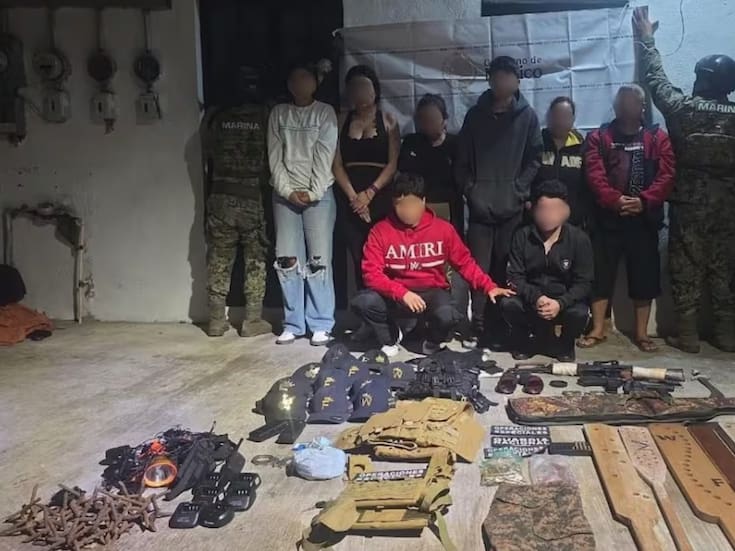 Secretaría de Marina detuvo a ocho presuntos integrantes del CJNG en Puerto Vallarta y aseguró fusiles, 171 cartuchos útiles, radios tácticos y uniformes de uso exclusivo del Ejército, con presunción de suplantación de funciones oficiales