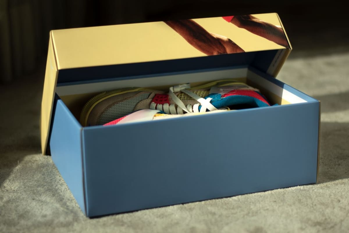 Convierte una vieja caja de zapatos en un práctico organizador de escritorio casero que ayuda a ahorrar espacio y mantener ordenados documentos, cables y objetos personales