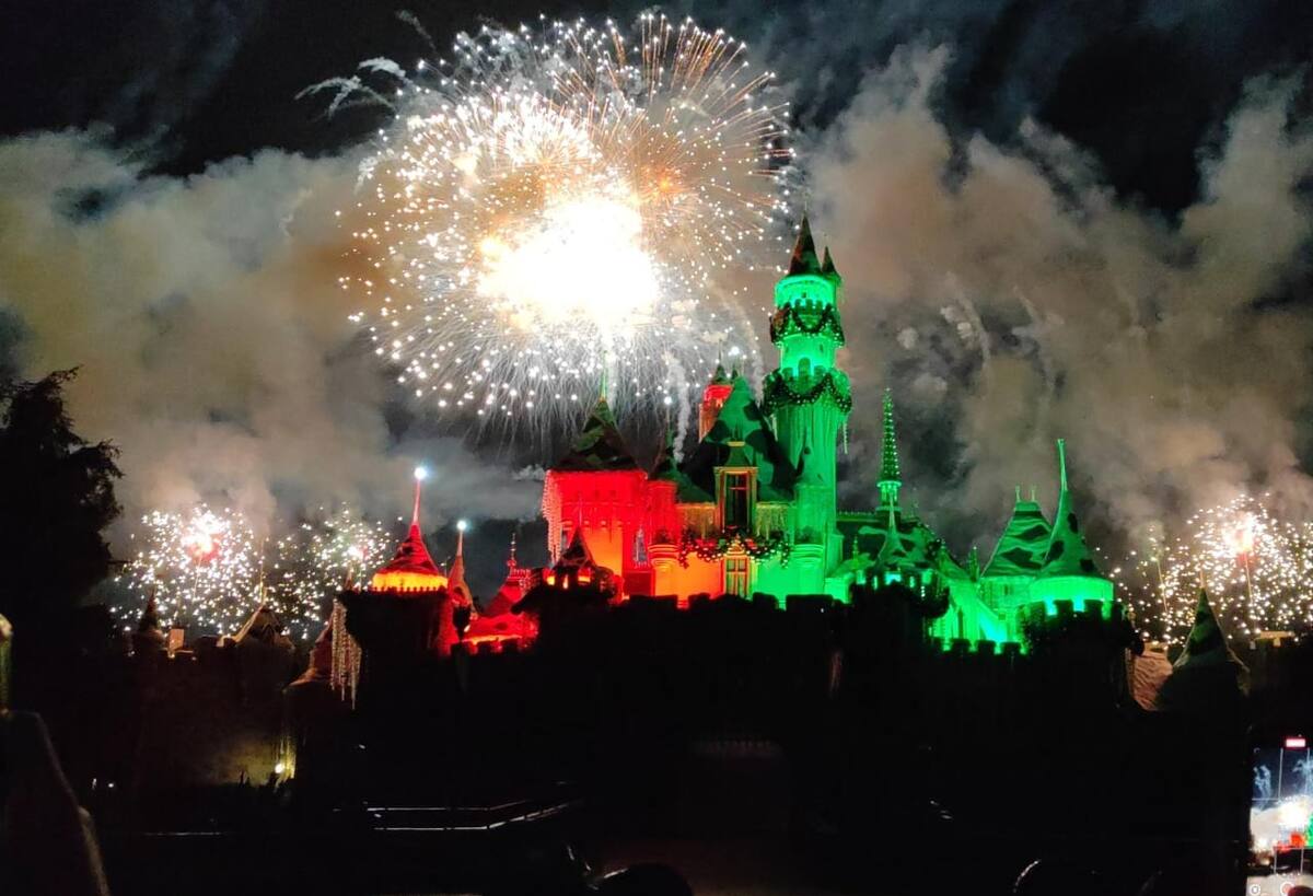 Los colores rojo y verde cubrieron el cielo del parque temático con el show de fuegos artificiales que deslumbraron a los presentes.