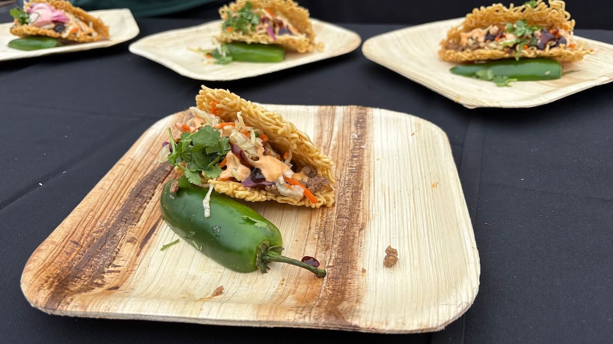 Tacos de birria con ramen frito en lugar de tortillas.