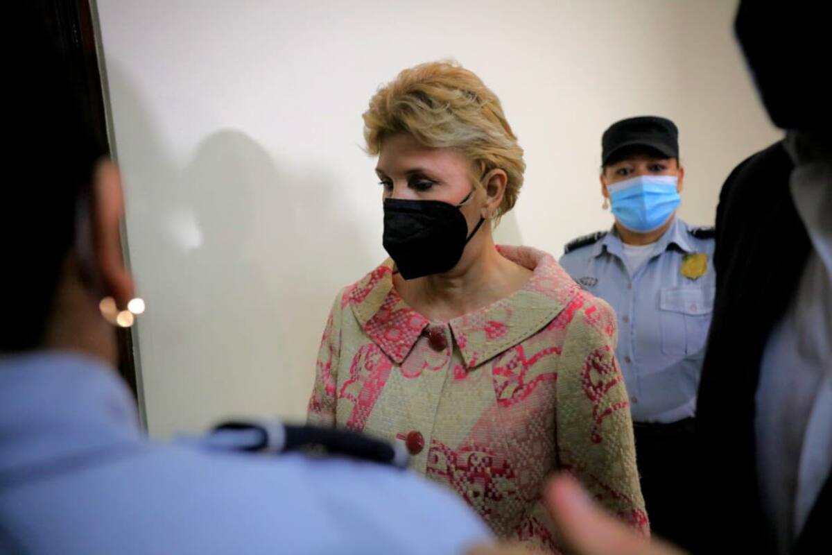 Dan cárcel por diez años a ex primera dama