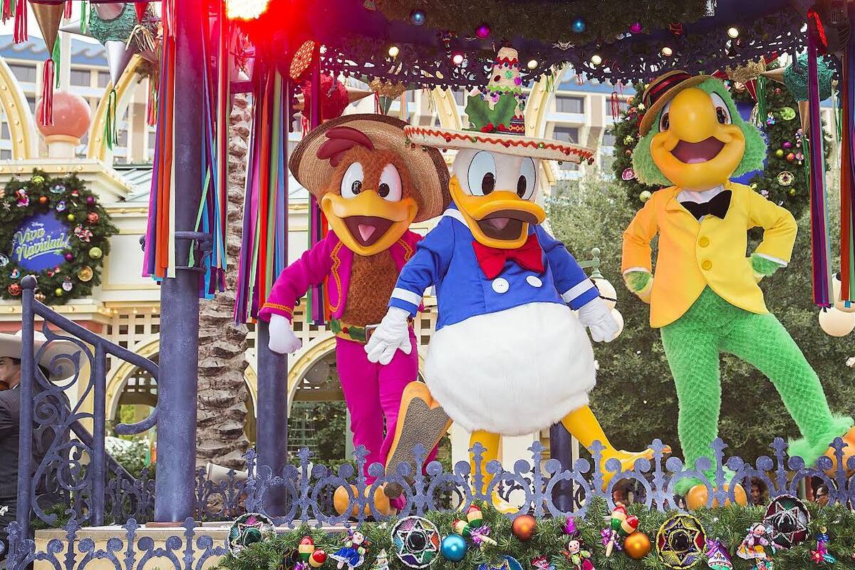 Mirabel, el 'Encanto' de Disneyland esta Navidad