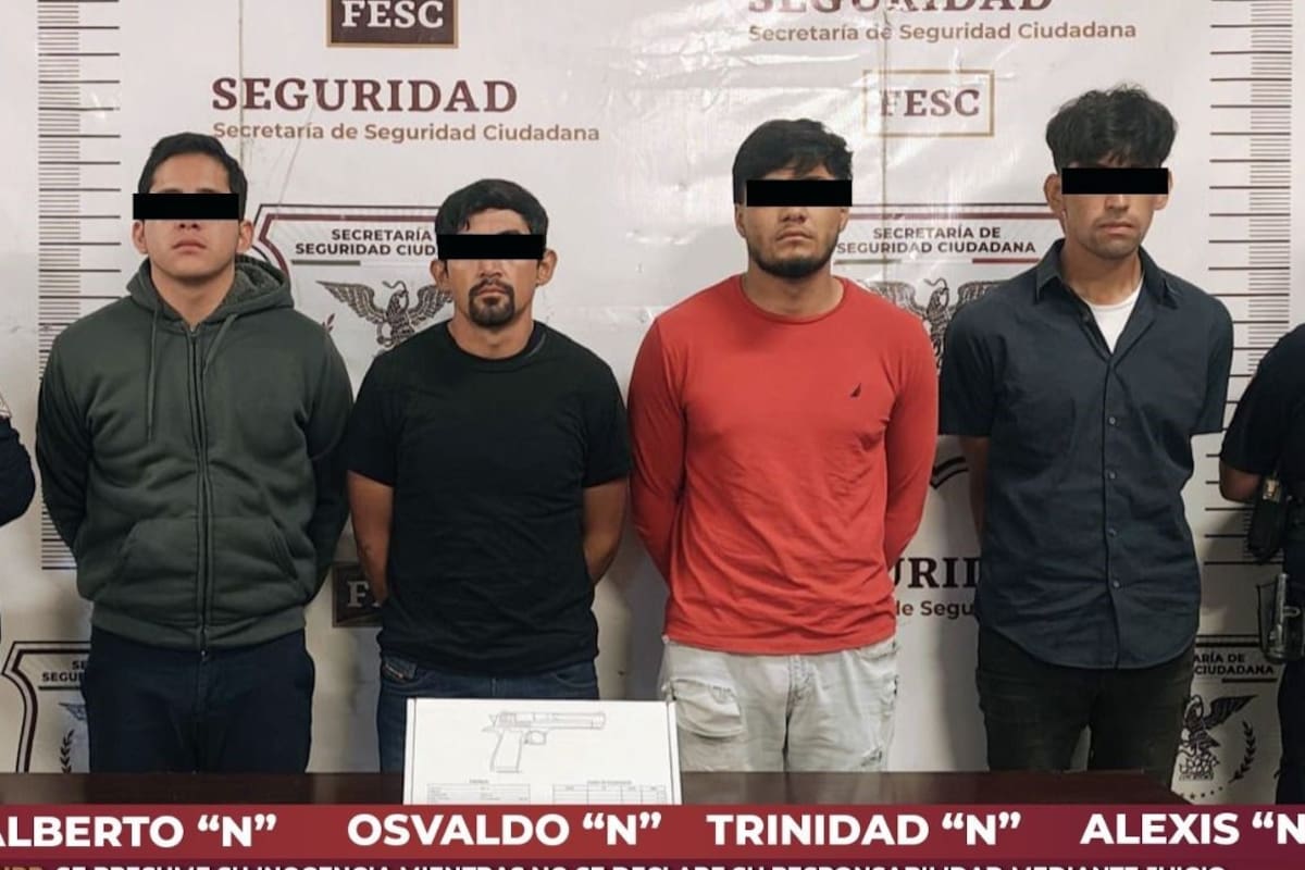 Detienen a 4 hombres en posesión de un arma y cartuchos
