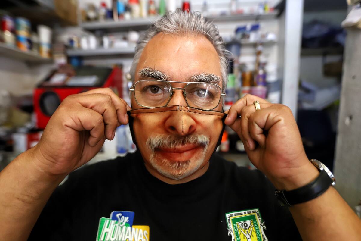 Pone sonrisas a los cubrebocas