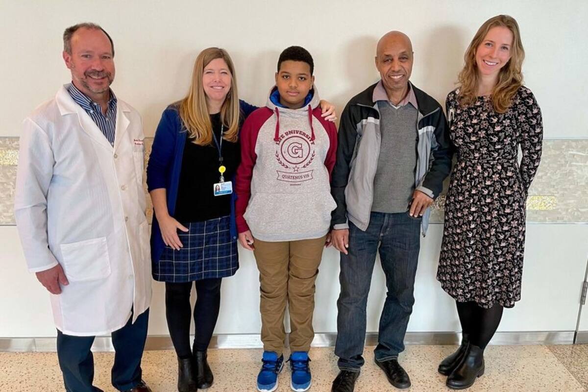 Niño sordo de 11 años oye por primera vez gracias a innovador tratamiento genético en EU