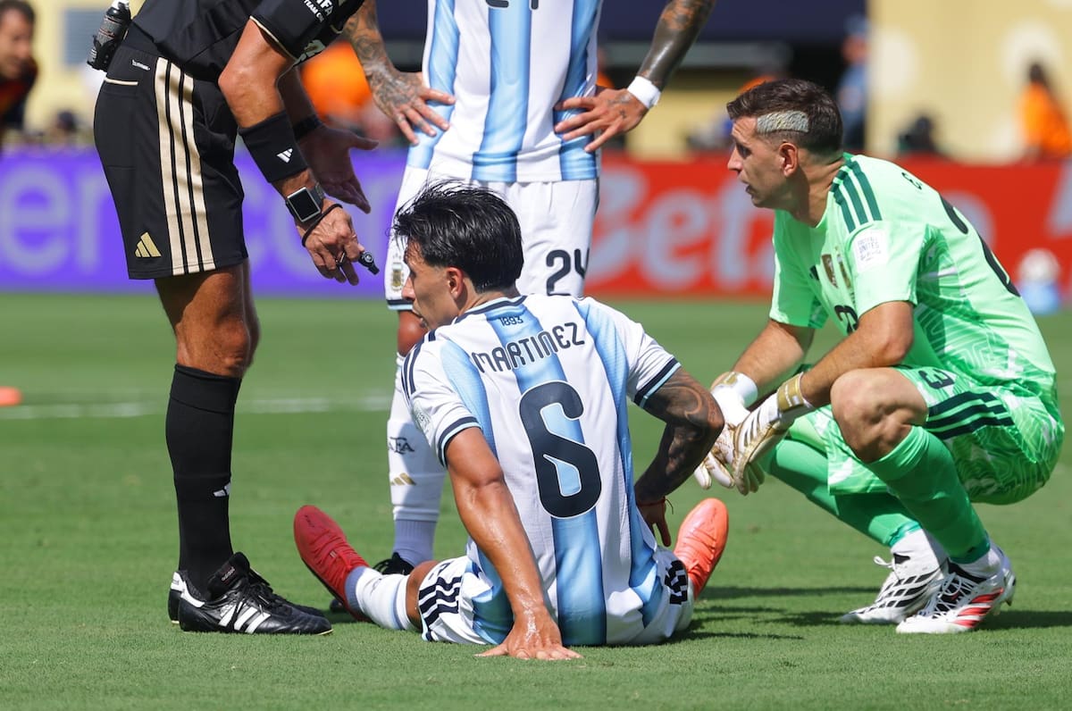 Lisandro Martínez esperando las asistencias médicas. (Foto: EFE)