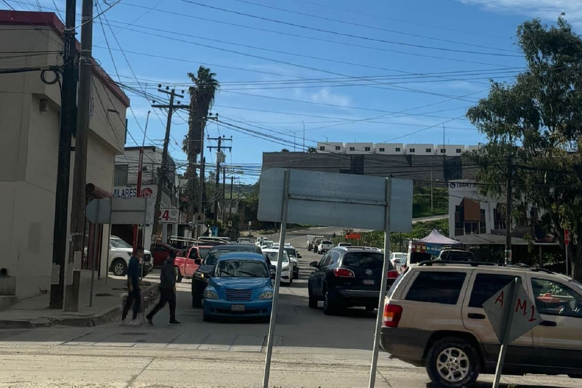 Vecinos denuncian tráfico de más de 1 hora en acceso principal a Lomas de la presa y Terrazas de la Presa en Tijuana
