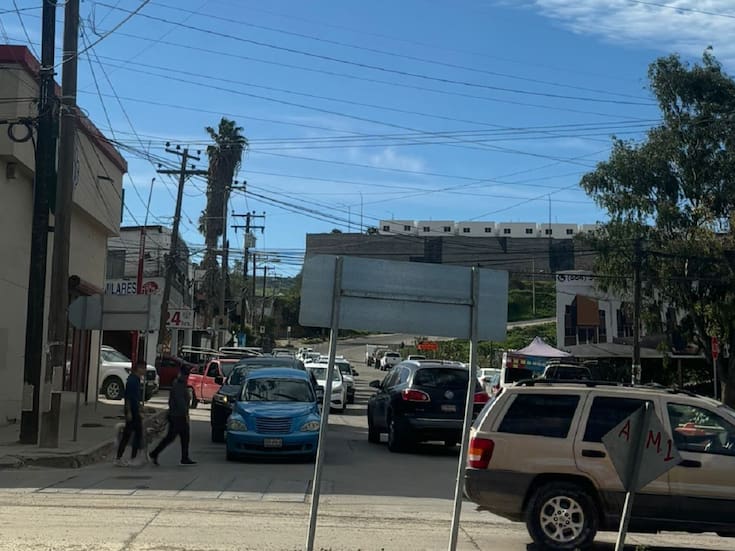 Vecinos denuncian tráfico de más de 1 hora en acceso principal a Lomas de la presa y Terrazas de la Presa en Tijuana