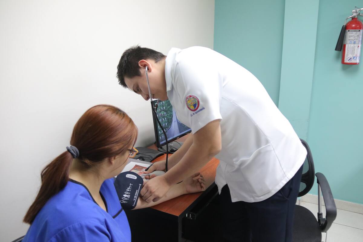 Afectaría reducción a becas de pasantes médicos y enfermeros