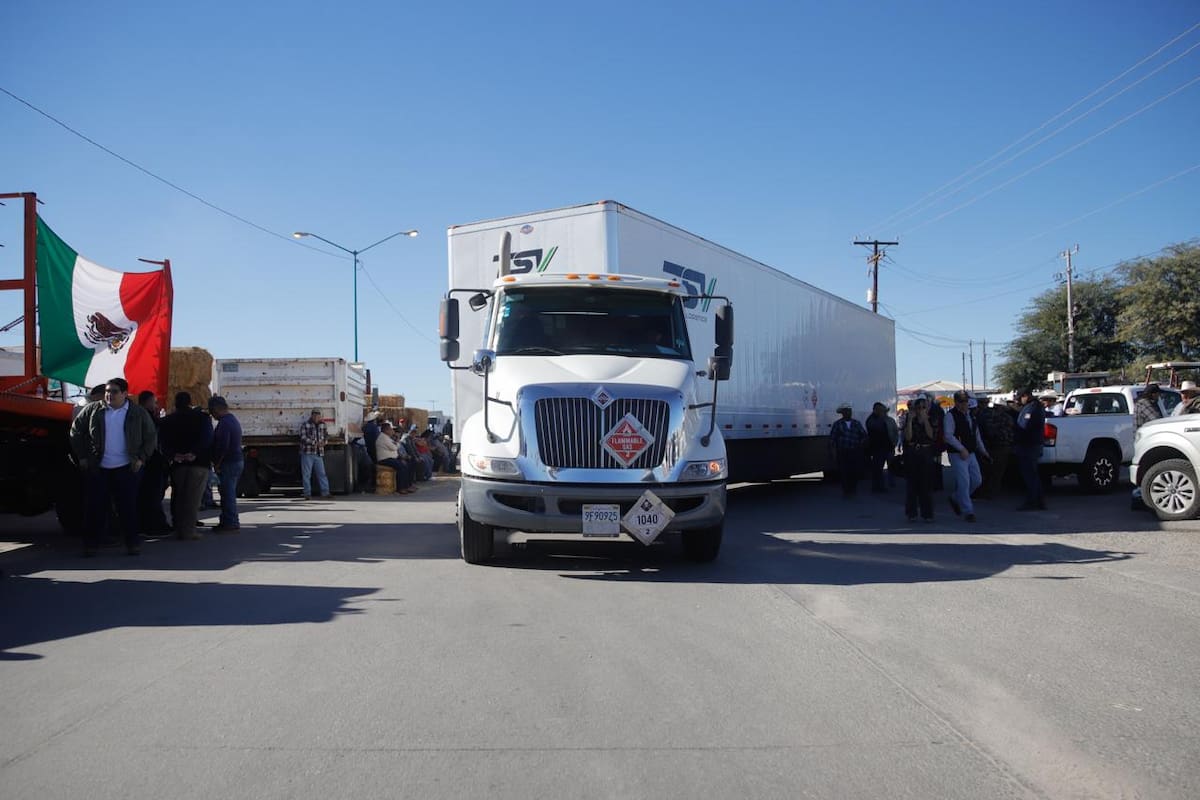 Mantienen agricultores bloqueos en la Garita Comercial Este