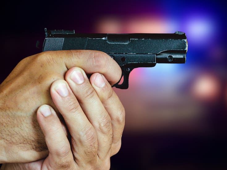 Asesinan a balazos a un hombre dentro de una vivienda en el fraccionamiento Tierra Nueva; autoridades investigan posible punto de venta de drogas y buscan a responsables que huyeron en un Ford Fusion blanco