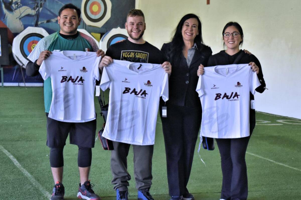 Medallistas olímpicos entregan material deportivo al tiro con arco en el CAR Tijuana