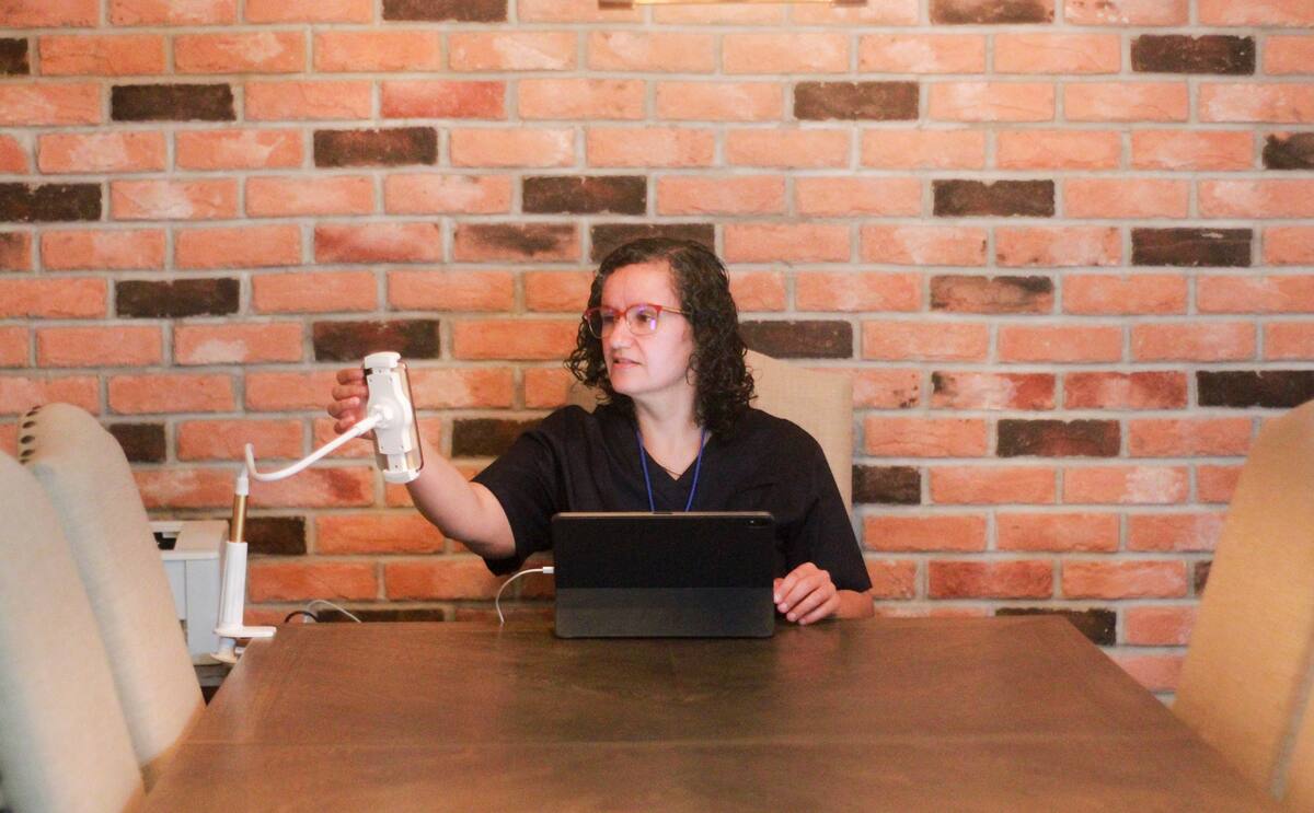 En esta foto del 13 de mayo de 2020, la doctora Michel Martínez se prepara para un video consulta con un paciente de COVID-19 en su hogar, en Tijuana, México. (Foto AP/Joebeth Terriquez)