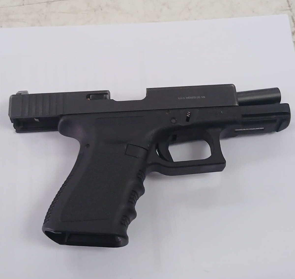 Un guardia de seguridad fue detenido tras amenazar con un arma de fuego a un trabajador de la CFE; portaba una pistola calibre .380 con nueve cartuchos al momento de su captura. Foto.: Cortesía