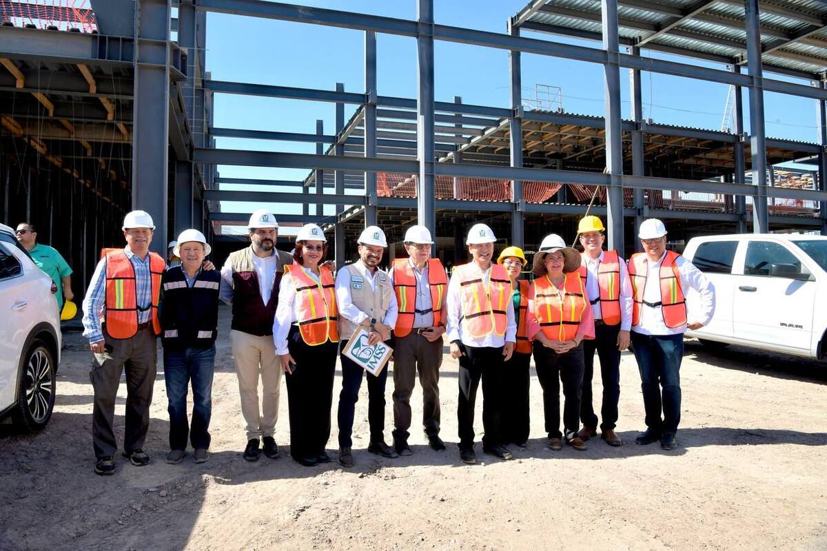 Supervisa Alfonso Durazo obras y entrega becas