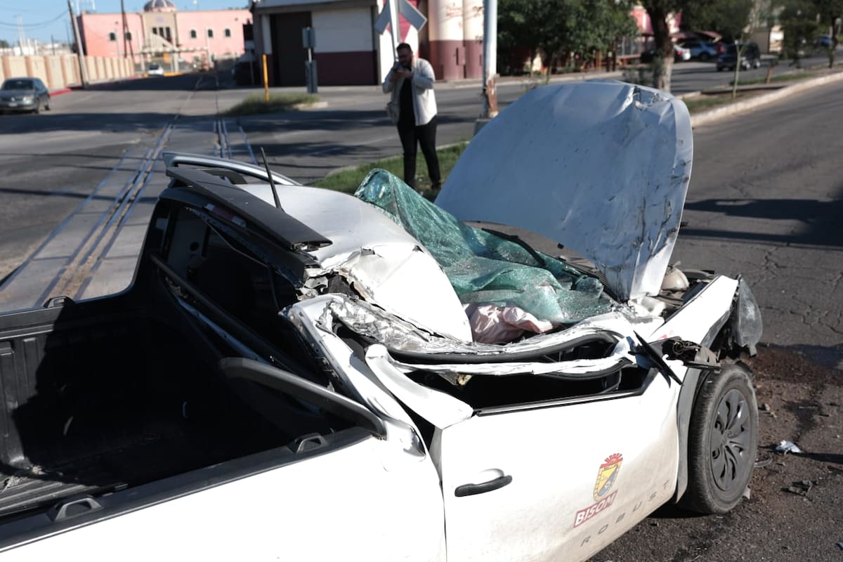 Vehículo del Ayuntamiento resulta con daños tras choque contra camión