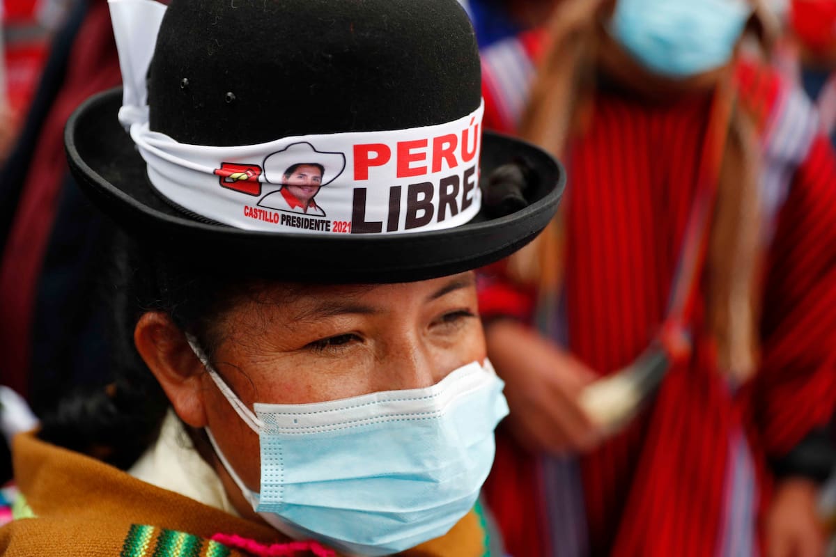 Simpatizantes del candidato presidencial Pedro Castillo se manifiestan mientras esperan su llegada a su sede de campaña hoy, en Lima (Perú). EFE/ Paolo Aguilar