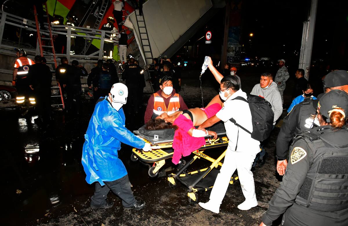 MEX816. CIUDAD DE MÉXICO (MÉXICO), 03/05/2021.- Miembros de los servicios de emergencia trasladan a una de las heridas tras el colapso de los vagones del metro esta noche, en la Ciudad de México (México) donde al menos 15 personas murieron y otras 70 resultaron heridas al desplomarse en la noche de lunes un puente de la vía elevada de la línea 12 del Metro de Ciudad de México entre la estación Olivos y Tezonco sobre el que circulaba un tren con varios vagones. EFE/ Sáshenka Gutiérrez