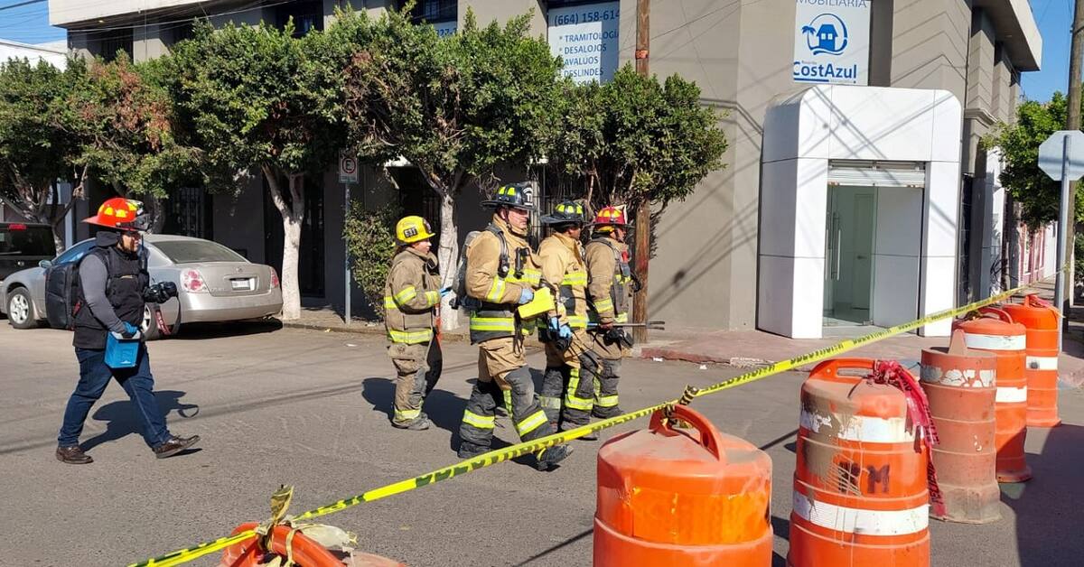 Bomberos y personal de materiales peligrosos acordonaron la zona.