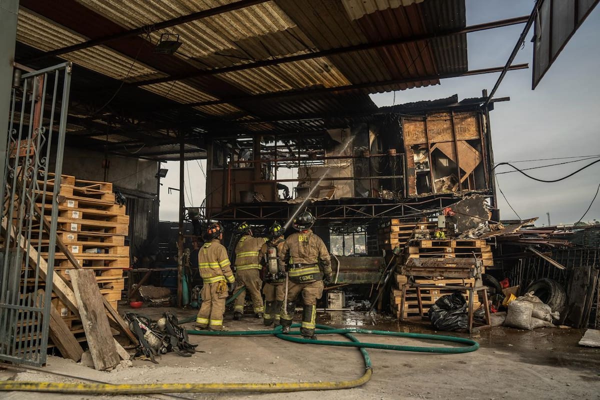 Incendio en colonia Del Río deja una casa destruida y otra con daños