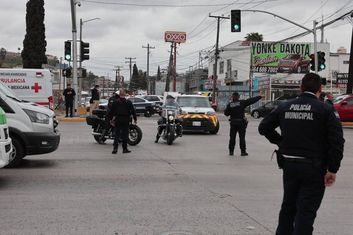 Policía resulta lesionado al impactarse contra vehículo tras persecución