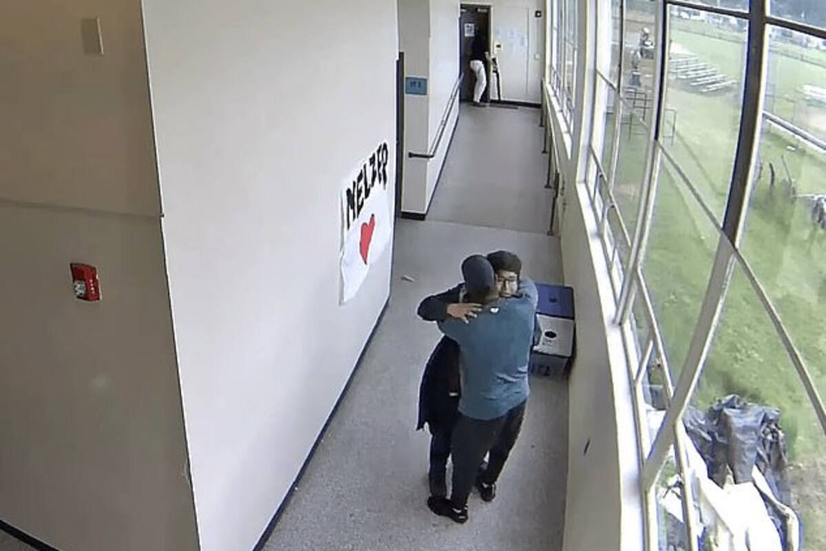 VIDEO: Entrenador enfrenta a estudiante armado con abrazo