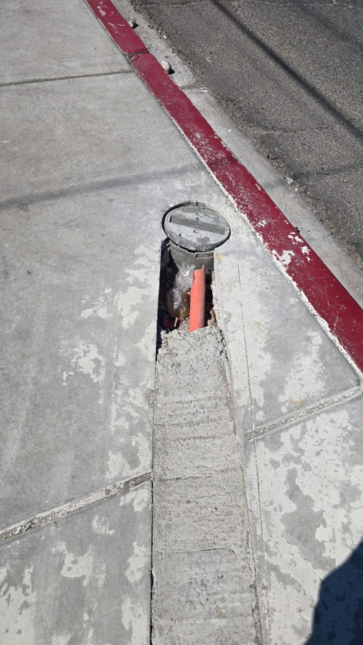 Las condiciones en que quedaron varias zonas generan riesgo para peatones y automovilistas por las estructuras expuestas y las zanjas mal resanadas en plena vía pública.│Foto: Cortesía