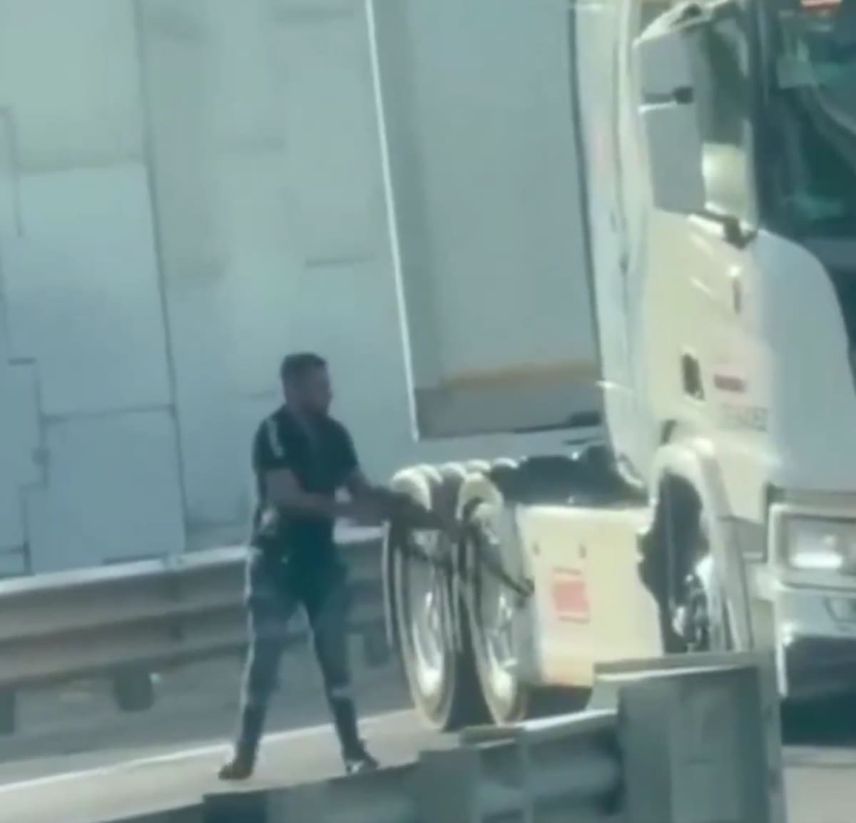 VIDEO: Elementos del CJNG bajan a punta de armas largas a camionero civil y le ponchan las llantas a disparos