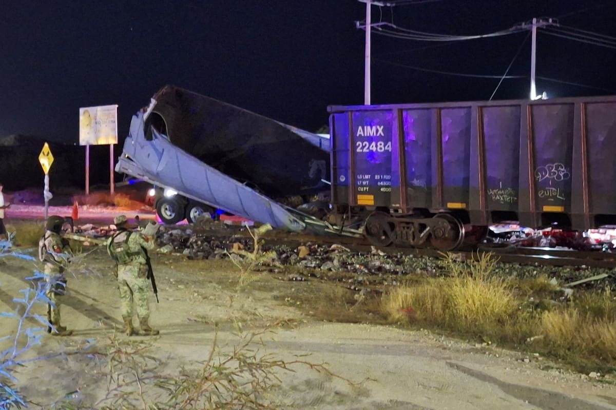 Tren arrolla a un tráiler y queda casi deshecho cerca de presa en Hermosillo