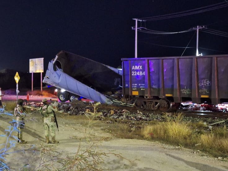 Tren arrolla a un tráiler y queda casi deshecho cerca de presa en Hermosillo