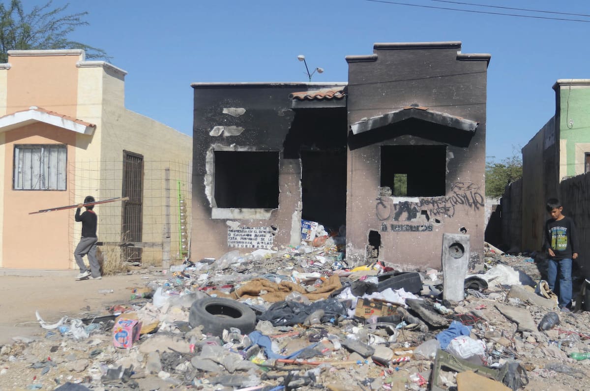 Una casa abandonada y con signos de haber sido incendiada se puede ver en Villa Verde.
