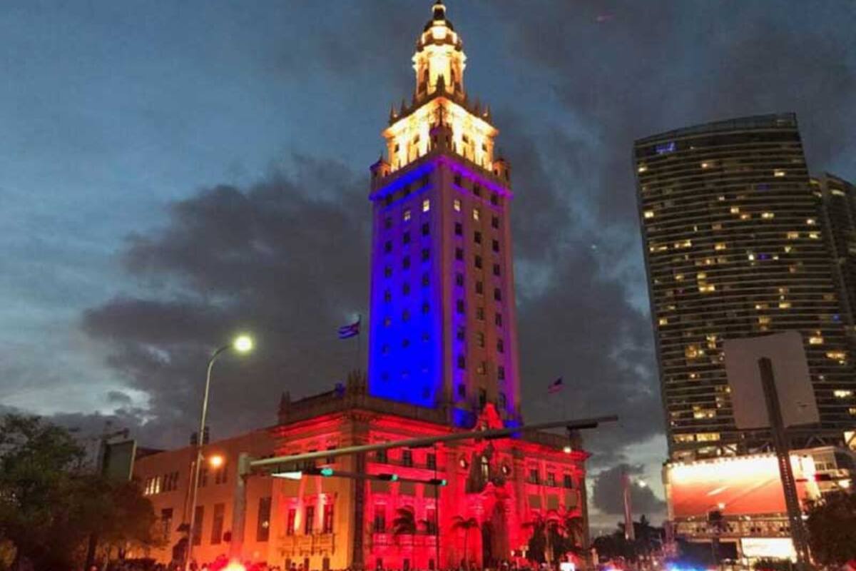 Torre de Libertad de Miami se pinta de colores venezolanos