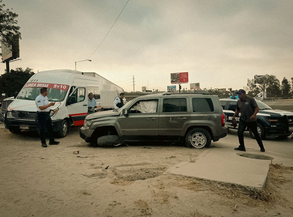 El accidente ocurrió en la incorporación hacia el bulevar Lázaro Cárdenas; no se reportaron personas con lesiones de gravedad. Foto: Border Zoom