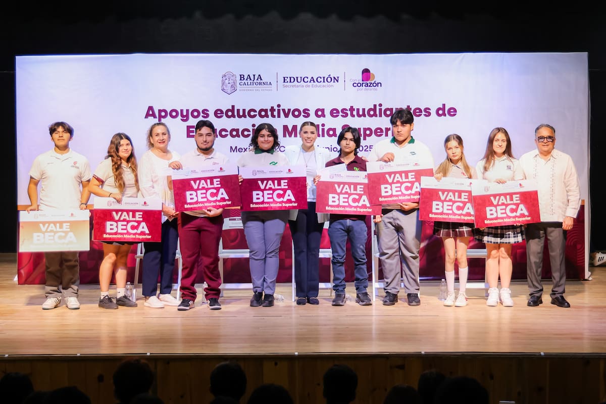 Encabeza gobernadora primera entrega de becas para jóvenes de media superior