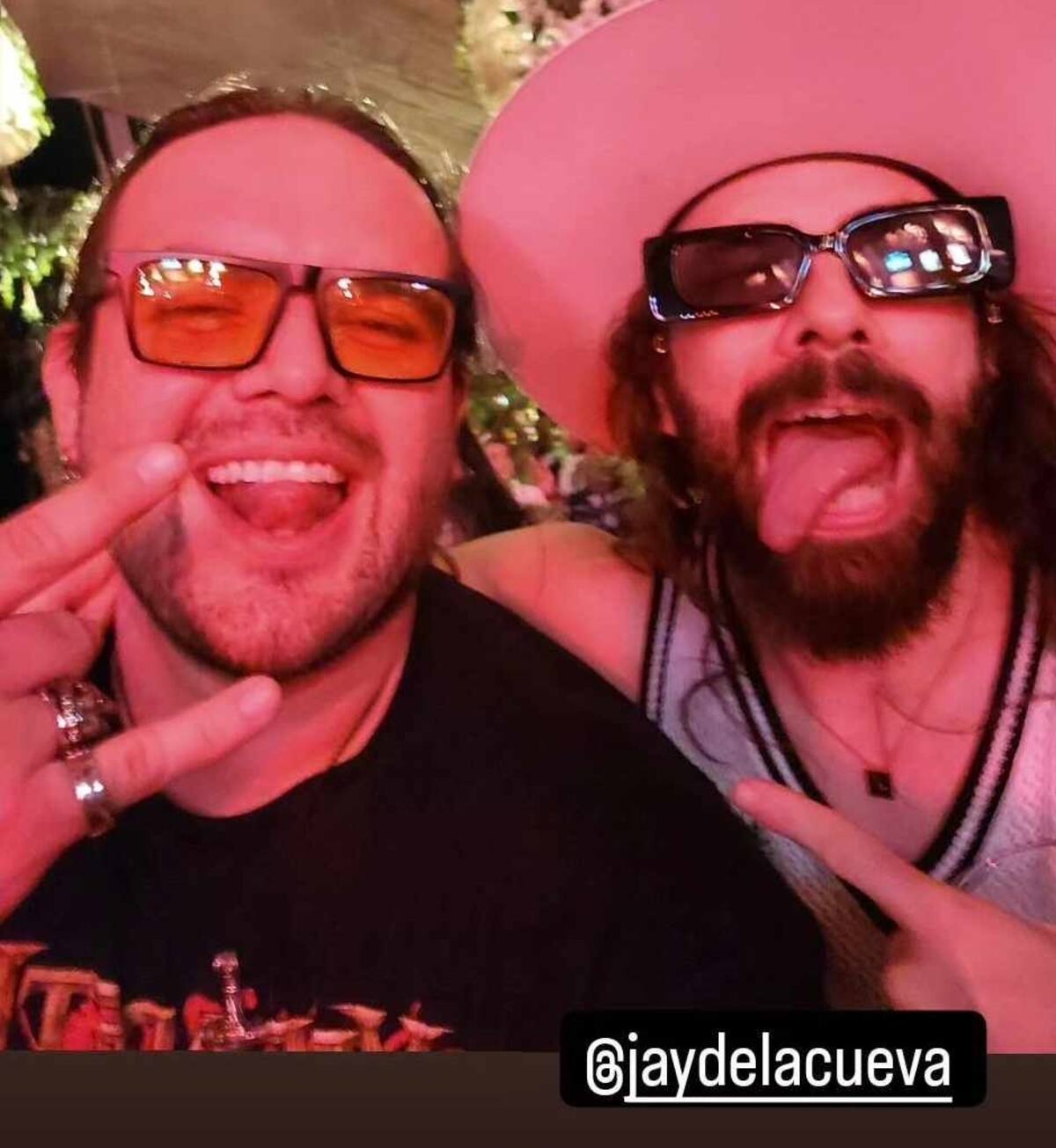 El vocalista del grupo No-C, que cerró la velada musical, compartió una foto con el ex vocalista de Moderatto. FOTO: ESPECIAL