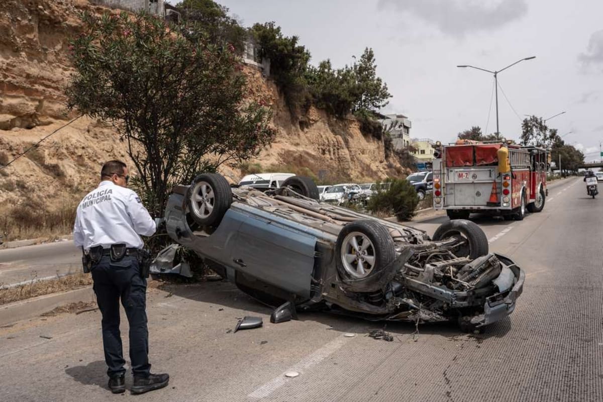 Joven pierde el control y vuelca su vehículo en la colonia Soler
