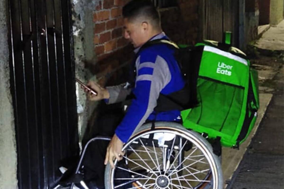 Se vuelve viral al repartir comida en silla de ruedas