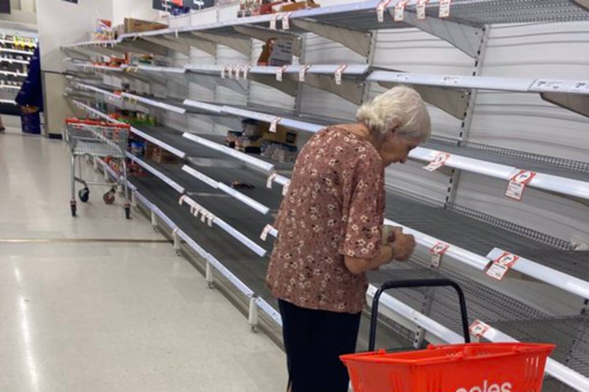 Tras compras de pánico por Covid-19, señora mayor rompe en llanto